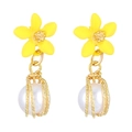 Detailansicht von Sommerohrringen mit gelben Blumensteckern und gefangenen Perlen - Gelbe fünfblättrige Blume Große Perle (10433) / Gelb