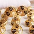 Orecchini a camelia vintage in smalto dorato con micropavé di zirconi scintillanti - 1.9cm / Oro/Fiore Bianco e Nero
