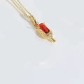 Collar de cáliz dorado a la moda con cuentas cilíndricas rojas y micro-incrustaciones de circón - Forma de Rosa Pequeña (Estilo Capullo de Flor) / Dorado