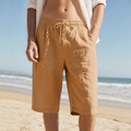 Details der Khaki Leinen-Strandshorts Stoffstruktur und Kordelzug am Elastikbund - Erdgelb