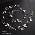 Vite per capelli da sposa da 100 cm fatta a mano con fiori bianchi e perle su filo d'oro - Stile Fiore in Resina Oro (HS-J4878)