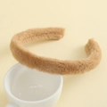 Dettaglio di un cerchietto marrone in finta pelliccia su una tazza con texture morbida - Cachi