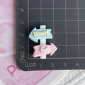 Dettaglio charm da viaggio in resina da 2,5 cm per fai-da-te e decorazioni cover - Segnale Stradale di Viaggio