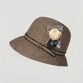 Detalle de sombrero de paja con protección UV, fibra vegetal y hebilla metálica ajustable - M (56-58cm) / Gris