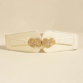 Dettaglio cintura elastica beige con fibbia metallica dorata e motivi in rilievo - Beige