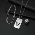 Makroaufnahme von silbernem Titanschmuckset mit V-Halskette und passendem Ring-Design - Set V
