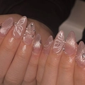 Rosa Katzenauge Mandel Kunstnägel mit Schmetterlingsdekor und kleinen Perlen - Nude Pink Katzenauge Schmetterling Stil (JP3879)