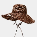 Détail du chapeau de soleil léopard avec large bord ondulé et mentonnières réglables - Fauve