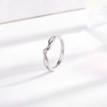 Minimalistischer polierter Titanstahlring mit Unendlichkeitsknoten für Damen - US 5 / Silber