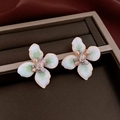 Macro-opname van bloemoorbellen met witte emaille blaadjes en champagne kristal - 27# Wit-Groen Verloop Bloem Met 4 Bloemblaadjes