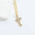 Collana a croce minimalista in oro con pendente in zircone su sfondo bianco puro - Croce Curva in Zirconia Bianca Oro