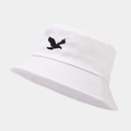 Dettaglio del ricamo a aquila su un cappello a secchiello in cotone bianco di qualità - Taglia unica / Bianco