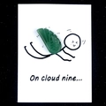 Heilungskarte On cloud nine mit grünen Natursteinflügeln und kreativer Strichmännchen-Kunst - Grüner Aventurin mit Karte
