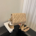 Borsa a tracolla beige con trapuntatura a rombi e ampia tracolla decorativa - Cachi