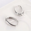 Minimalistische silberne U-förmige Creolen mit poliertem Finish auf Keramikschale - Silber
