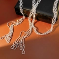 Dettaglio della catena per il corpo a più strati in strass argento su fondo in pelle - Argento