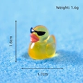 Miniatura di anatra in resina gialla con occhiali da sole neri e dimensioni 1,6 cm - Anatra Cool - Occhiali da Sole Neri