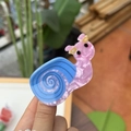 Pinza para el pelo de caracol en acrílico mármol rosa con detalle de concha azul - Pinza de Caracol Concha Azul