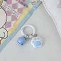 Dettaglio di un portachiavi a zampa di gatto con campanello blu e anello a molla bianco - Blu