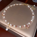 Détail macro d'un collier double épaisseur couronne avec perles blanches et cristaux roses - Rose