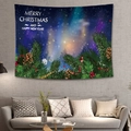 Dettaglio dell'arazzo natalizio con cielo aurora, aghi di pino e bacche su una parete - 150x130cm / Foresta dell'Aurora Stile 1
