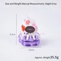 Portachiavi torta waffle in PVC viola con crema bianca e fiori, altezza 5,5 cm - Torta waffle viola con cinturino rosa