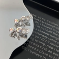 Detailansicht von Schleifen-Haarspangen mit bunten Strasssteinen auf einer Spiegelfläche - Weißer Diamant Schleife / Weiß