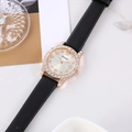 Dettaglio di un orologio al quarzo da donna con strass scintillanti e cinturino in pelle nera - Nero