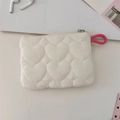 Detalle del bolso acolchado de corazón blanco con cremallera plateada y cordón rosa - Acolchado de Corazón Blanco Crema Monedero
