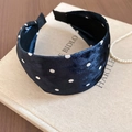 Detail eines dunkelblauen Samt-Haarreifens mit weißen Punkten vor Vintage-Hintergrund - Dunkelblaues Polka Dot Stirnband / Dunkelblau