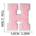 Dettaglio della toppa ricamata a lettera H in ciniglia rosa con misure di 7 cm - Lettera singola H / Rosa