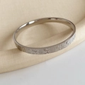 Vista detallada del brazalete de plata minimalista con patrones geométricos en relieve - Brazalete con Patrón Mahjong (WB1656) / Plateado