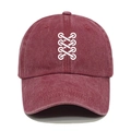 Dettaglio del cappellino bordeaux lavato in cotone con stampa di lacci bianchi - M (56-58cm) / Borgogna