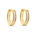 Dettaglio di orecchini huggie placcati oro 18K con zirconi a taglio baguette incastonati - Stile C Paia / Oro