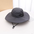 Dettaglio di cappello da trekking grigio a tesa larga con cordino antivento regolabile - M（56-58cm） / Grigio