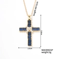 Collana a croce dorata con pietre blu rettangolari e zirconi bianchi nel design a croce - Stile Zirconia Blu (N00399GSP)