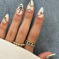Faux ongles blanc nacré minimalistes avec lignes abstraites noires et motif de nœud papillon - Style Nœud Abstrait Minimaliste (JP3850)