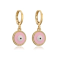 Makro-Detail vergoldeter Creolen mit bösem Auge und rosa-weißem Emaille-Finish - Rosa Rund (42383)