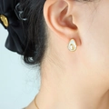 Orecchini a lobo dorati a forma di pera con smalto bianco per donna, stile sobrio - Orecchini d'oro