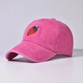 Dettaglio del ricamo a fragola su cappellino in velluto rosa fragola con cuciture fini - Regolabile / Fragola Rosa Rosso