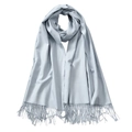 Écharpe douce bleu clair aspect cachemire avec franges sur fond blanc pur - 70*200cm / Gris Bleu