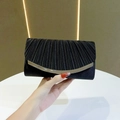 Elegante schwarze Abendtasche mit feinen Falten und silberner Metallverzierung - Schwarz
