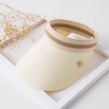 Visiera parasole in paglia beige con nastro a righe e decoro ape dorata di lusso - Decorazione con Ape / Bianco