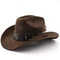 Detail eines dunkelbraunen Wildleder-Cowboyhuts mit beschlagenem Lederband und Stierschädel - M (56-58cm) / Kaffeebraun