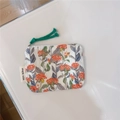 Minibeutel aus Segeltuch mit Blumendruck, grünem Kordelzug und Markenetikett - Weißer Boden mit orangefarbenen großen Blumen
