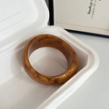 Wide minimalist resin bangle featuring vintage amber tortoise shell marble texture pattern - Gilded Gold