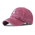 Dettaglio del ricamo a coniglio bianco sul cappellino da baseball bordeaux in cotone - Regolabile / Coniglio Rosso Vino