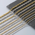 Confronto dettagliato di vari spessori di catene a fune in oro e argento su pietra - Catena A Onde D'acqua 18 Mm / Collana Color Acciaio 45cm
