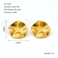 Dettaglio di orecchini in acciaio inossidabile placcati oro 18k con texture ondulata - Oro