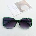 Occhiali da sole cat-eye oversize con montatura marmorizzata verde e lenti sfumate viola - Verde Sfumato